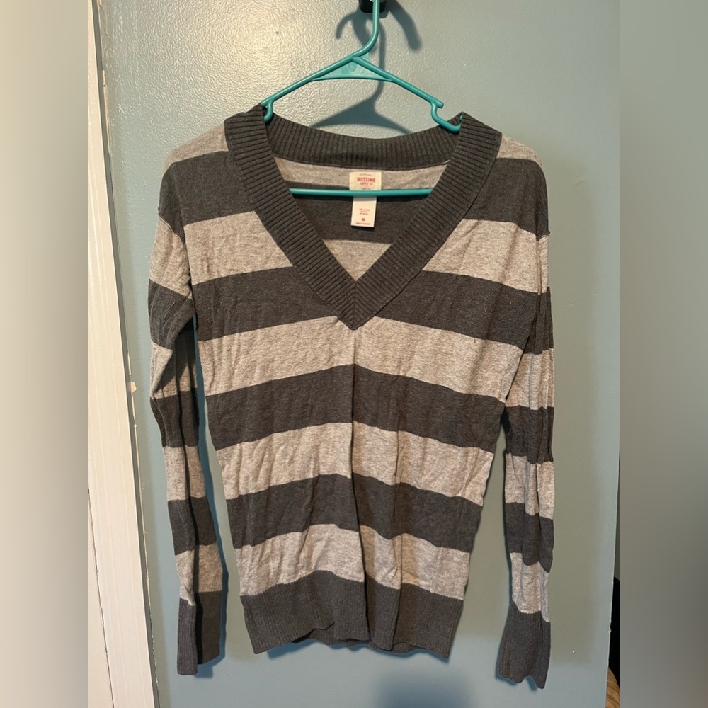 Gray/light gray long sleeve v neck sweater size: medium